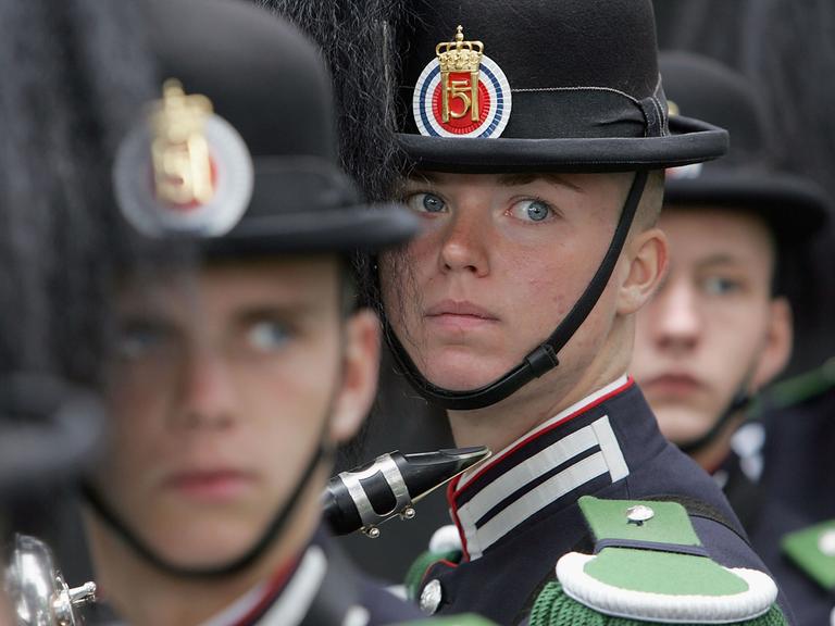 Ein weibliches Mitglied der Garde Seiner Majestät, des Königs von Norwegen, bei einer Parade von Militärkapellen Ein weibliches Mitglied der Garde Seiner Majestät, des Königs von Norwegen, bei einer Parade von Militärkapellen