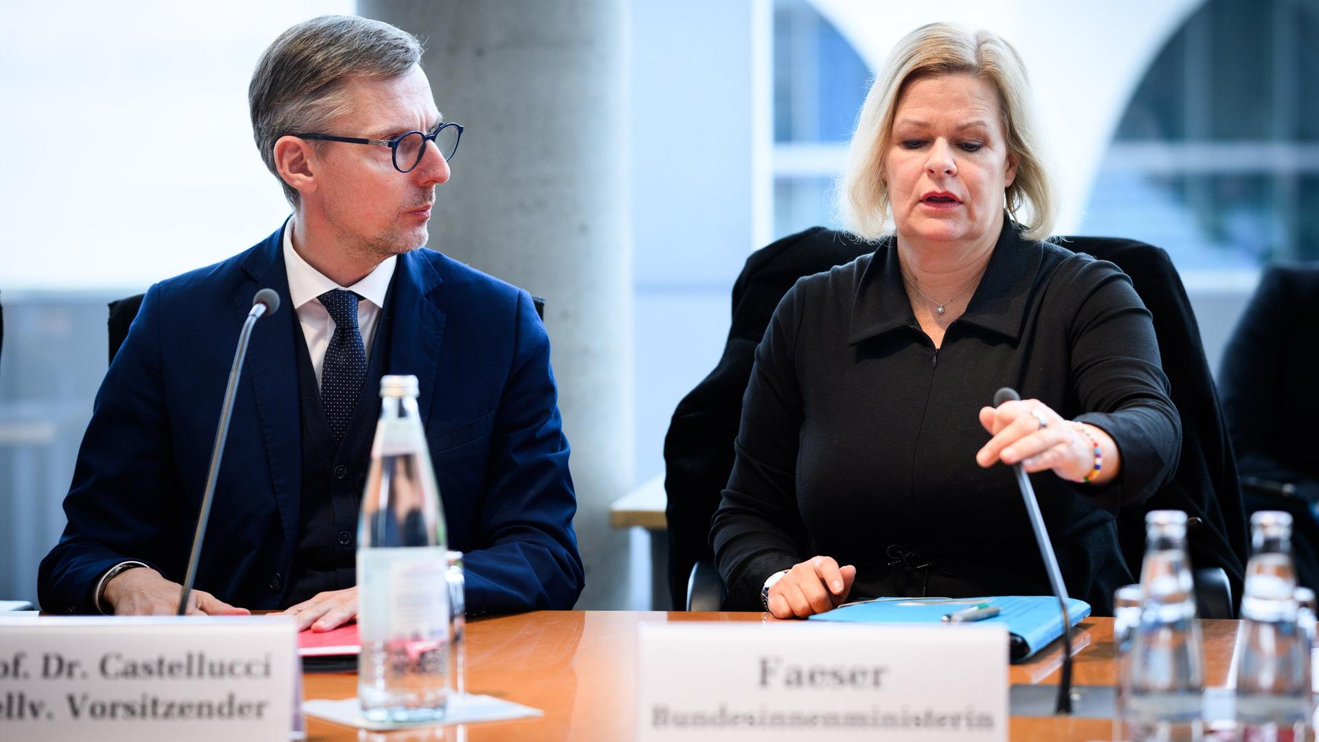 Lars Castellucci (SPD, l), stellvertretender Vorsitzender des Bundestagsausschusses für Inneres und Heimat, und Ressortchefin Nancy Faeser (SPD) zu Beginn der Sondersitzung.