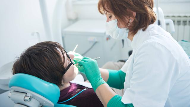 Nahaufnahme: Eine Patientin bei der Zahnarztbehandlung