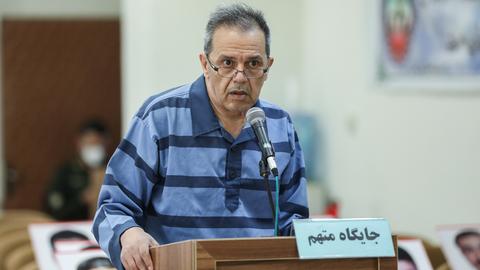 Die undatierte Aufnahme zeigt den Deutsch-Iraner Jamshid Sharmahd in einem Teheraner Revolutionsgericht. Sharmahd in einem umstrittenen Prozess zum Tode verurteilt worden. Ein Revolutionsgericht in Teheran macht den 67-Jährigen unter anderem für einen Terroranschlag verantwortlich, wie das Justizportal Misan am Dienstag bekanntgab. Gegen das Urteil könne vor dem Obersten Gerichtshof Berufung eingelegt werden.