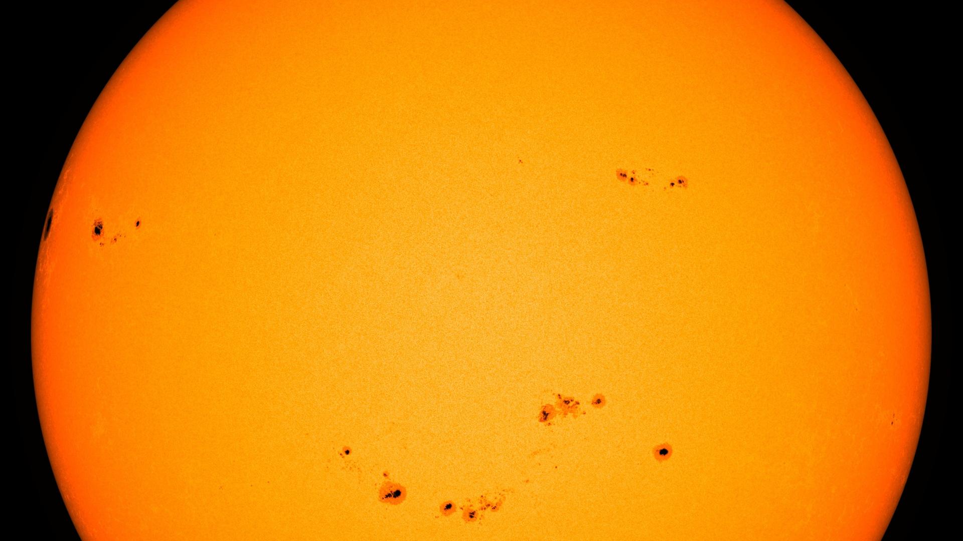 Die Sonne erscheint in dieser NASA-Aufnahme wie ein sattgelber Ball