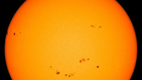 Die Sonne erscheint in dieser NASA-Aufnahme wie ein sattgelber Ball