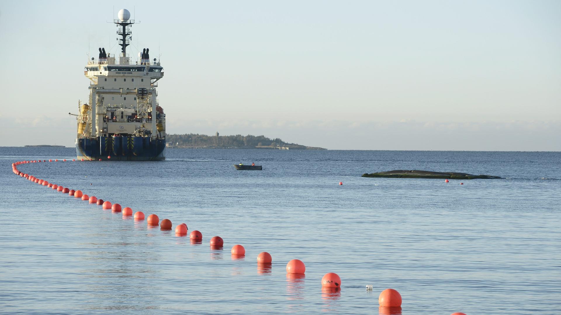 Helsinki: Das Installationsschiff "Ile de Brehat" verlegt das Sea-Lion-Unterseekabels (C-Lion) im Garnisonsgebiet Santahamina. 