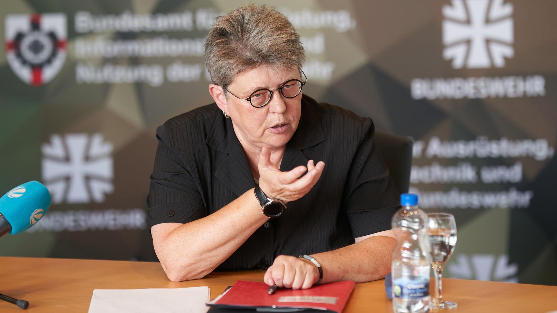 Annette Lehnigk-Emden, Präsidentin des Bundesamtes für Ausrüstung, Informationstechnik und Nutzung der Bundeswehr (BAAINBw), spricht bei einem Pressetermin. Annette Lehnigk-Emden, Präsidentin des Bundesamtes für Ausrüstung, Informationstechnik und Nutzung der Bundeswehr (BAAINBw), spricht bei einem Pressetermin.