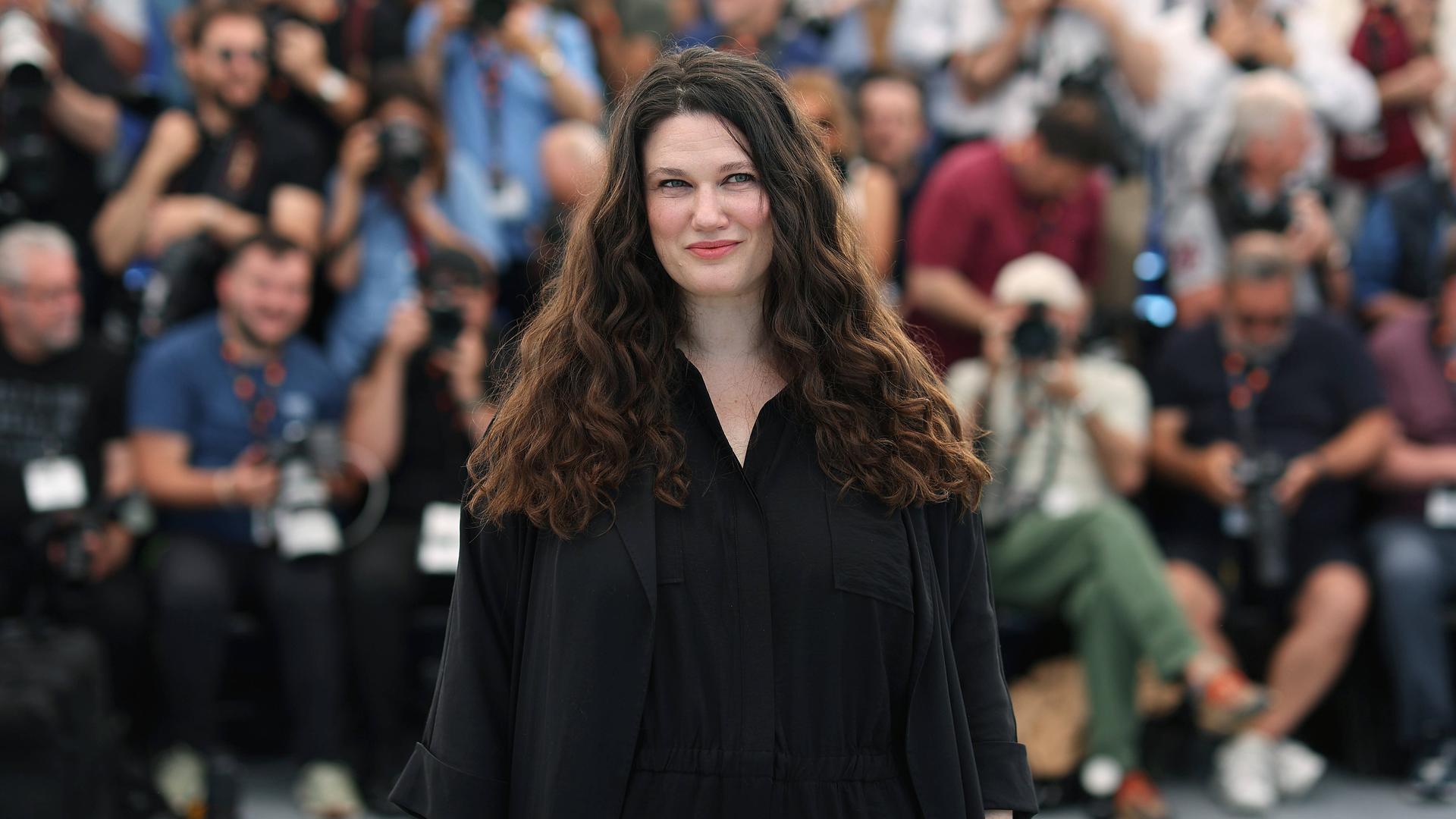 Die deutsche Regisseurin Mascha Schilinski posiert beim Fototermin ihres Films in Cannes für die Fotografen. Im Hintergrund ist eine Menschenmenge zu sehen. Die deutsche Regisseurin Mascha Schilinski posiert beim Fototermin ihres Films in Cannes für die Fotografen. Im Hintergrund ist eine Menschenmenge zu sehen.
