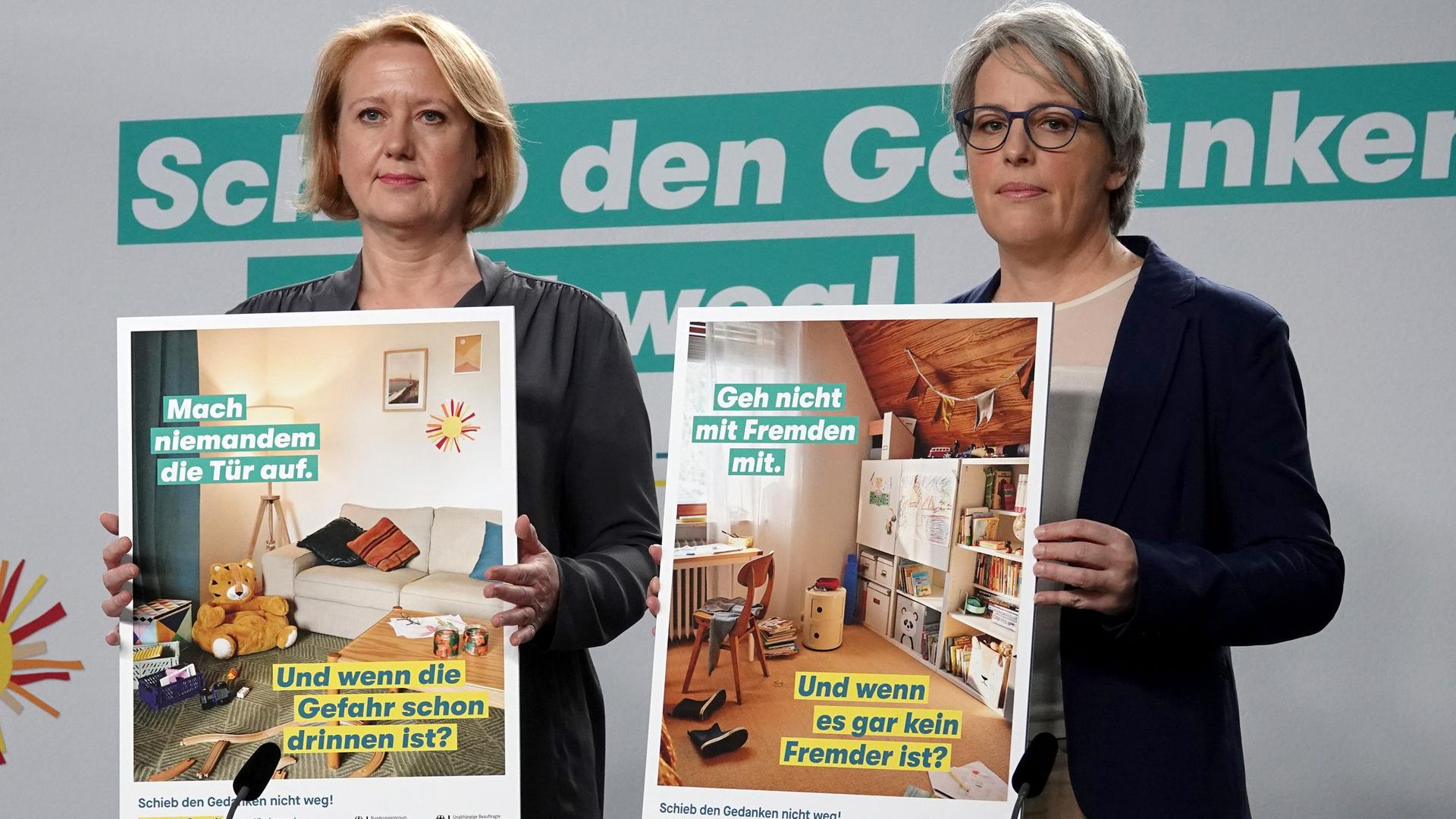 Lisa Paus (l, Bündnis 90/Die Grünen), Bundesministerin für Familie, Senioren, Frauen und Jugend, und Kerstin Claus, Missbrauchsbeauftragte des Bundes, stellen eine Aufklärungs- und Aktivierungskampagne gegen sexuelle Gewalt an Kindern und Jugendlichen vor