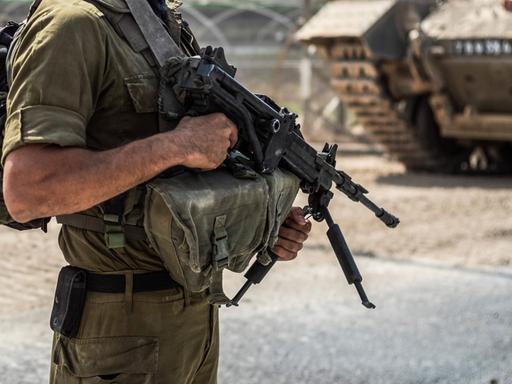 Ein bewaffneter israelischer Soldat