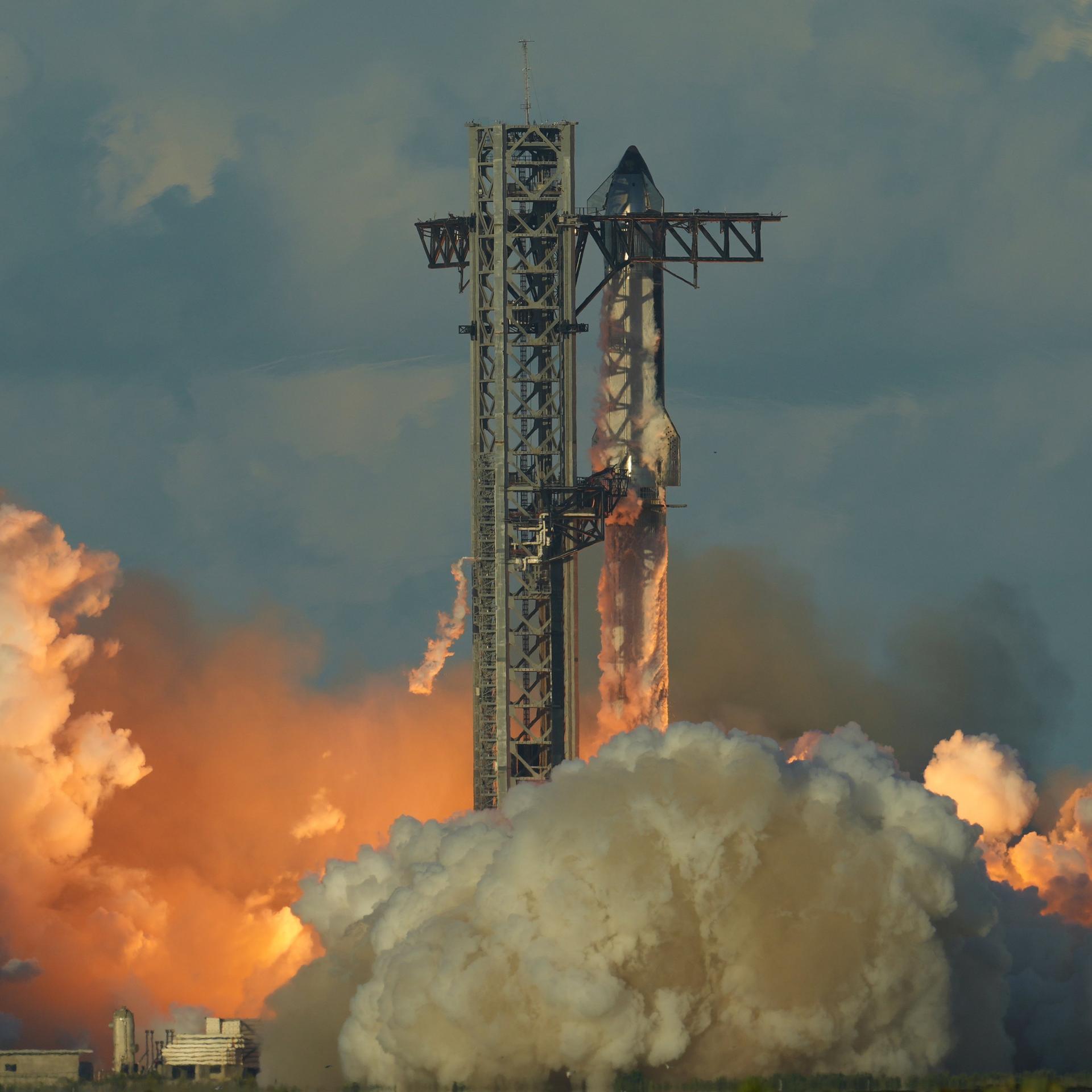 Wissenschaft - Riesen-Rakete Starship absolviert elften Testflug