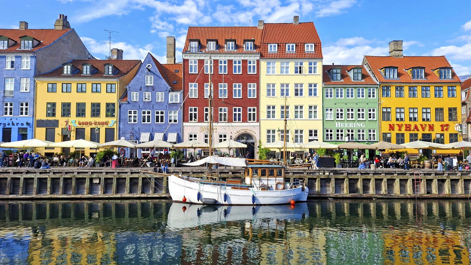 Charmanter Nyhavn Kanal mit traditionellen Booten und bunten Fassaden in Kopenhagen Charmanter Nyhavn Kanal mit traditionellen Booten und bunten Fassaden in Kopenhagen