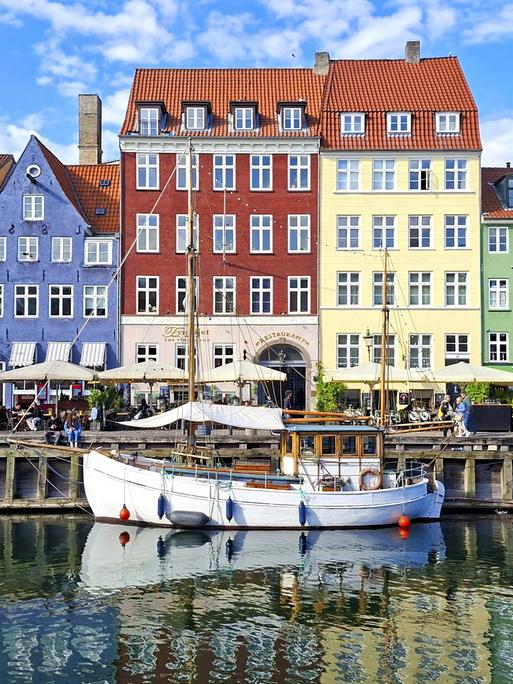Charmanter Nyhavn Kanal mit traditionellen Booten und bunten Fassaden in Kopenhagen