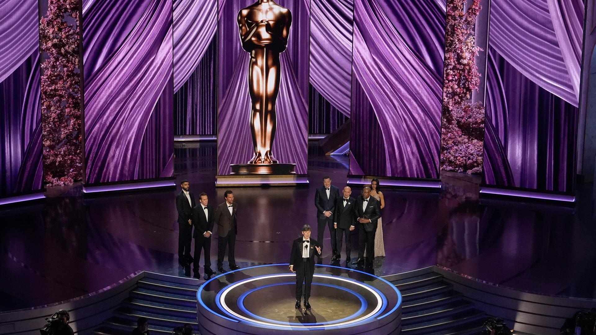 Nicolas Cage (von links), Matthew McConaughey, Brendan Fraser, Ben Kingsley und Forest Whitaker sehen zu, wie Cillian Murphy (Mitte) den Preis für die beste Leistung eines Hauptdarstellers für "Oppenheimer" während der Oscar-Verleihung entgegennimmt.