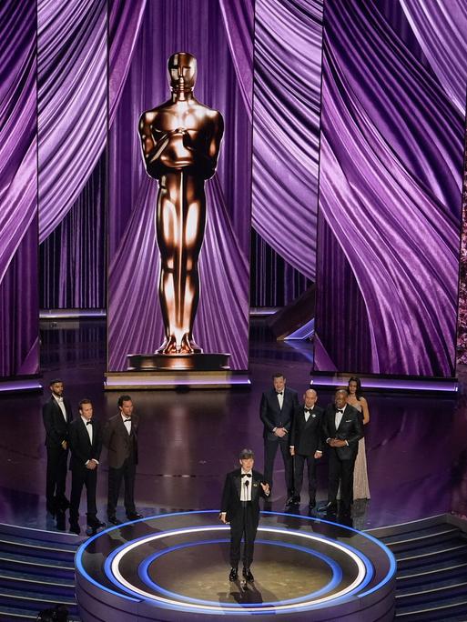 Nicolas Cage (von links), Matthew McConaughey, Brendan Fraser, Ben Kingsley und Forest Whitaker sehen zu, wie Cillian Murphy (Mitte) den Preis für die beste Leistung eines Hauptdarstellers für "Oppenheimer" während der Oscar-Verleihung entgegennimmt.