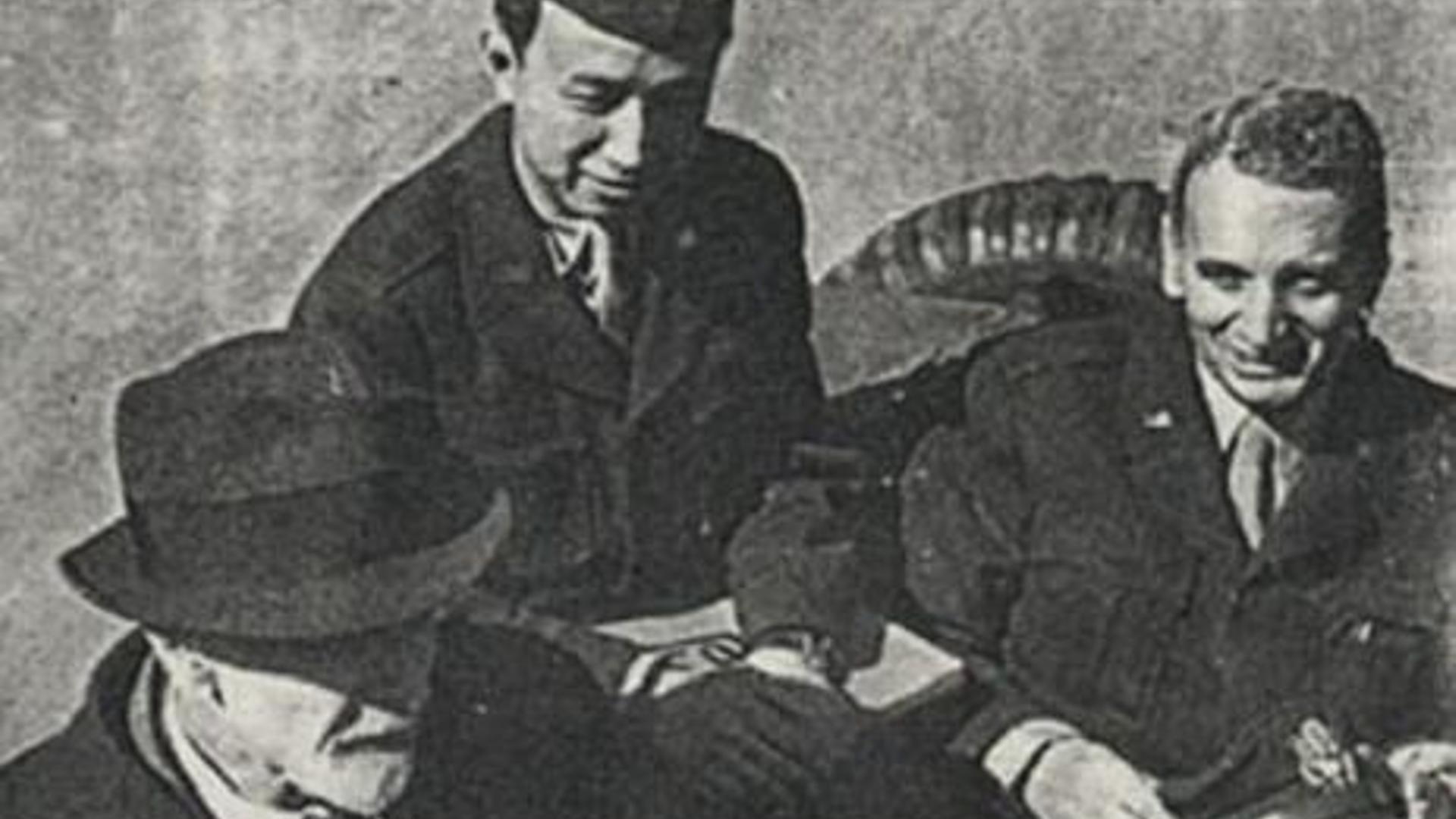 Qian Xuesen (Mitte) während seiner Zeit in den USA mit den Forschern Ludwig Prandtl (links) und Theodore von Kármán (rechts) 