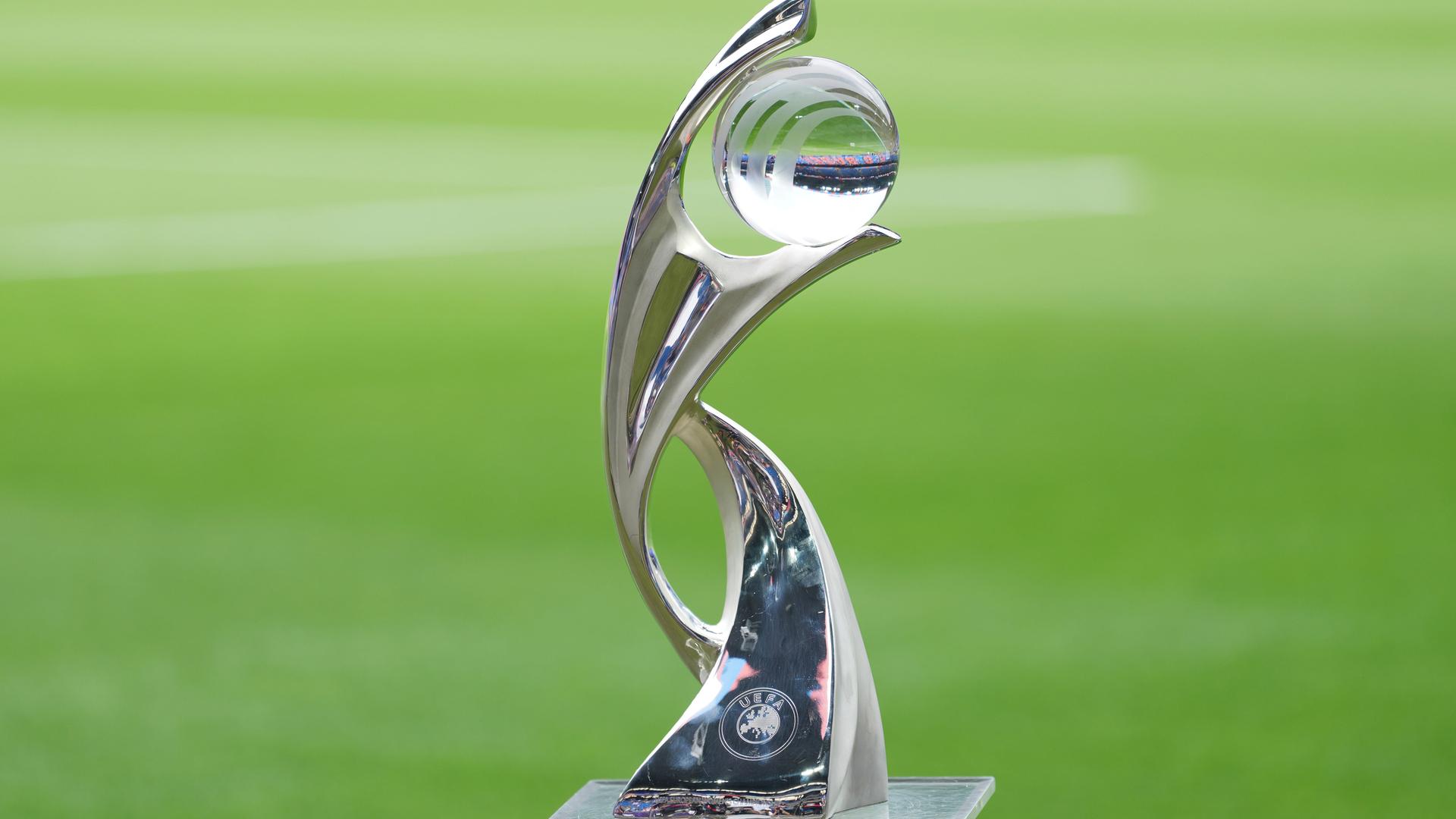Der Pokal für das Endspiel der Frauenfußball-Europameisterschaft 2025 steht auf dem Rasen.