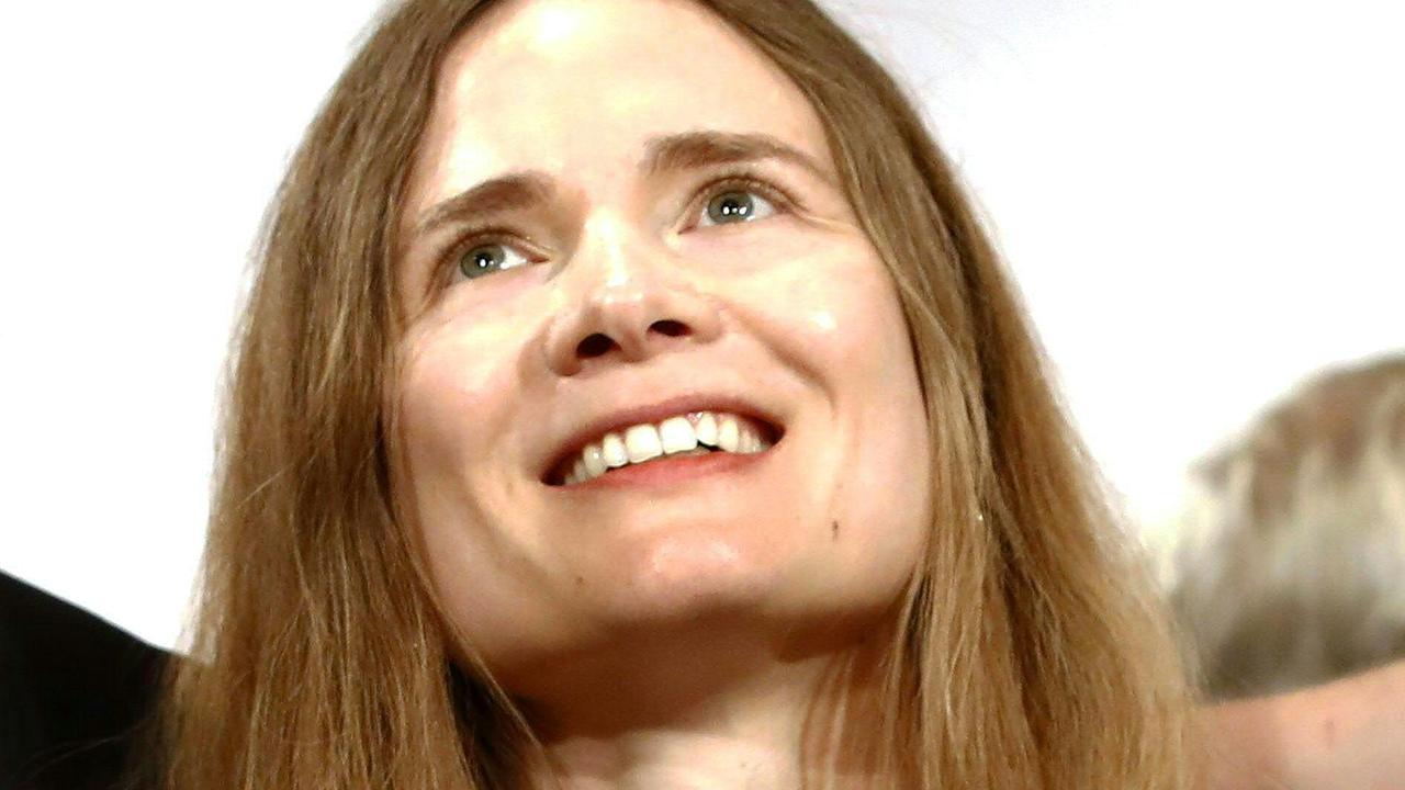 Valeria Gordeev schaut freudig nach oben.
