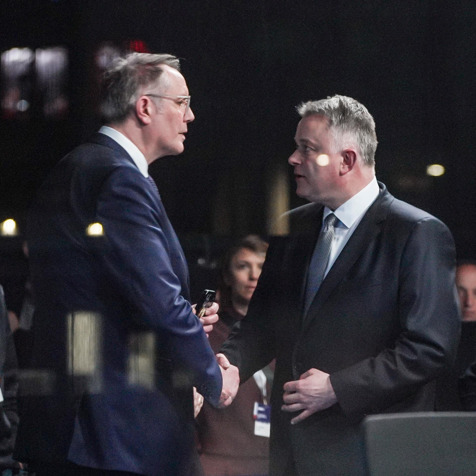 Der rheinland-pfälzische Ministerpräsident Alexander Schweitzer (l, SPD) gibt Gordon Schnieder (CDU), Landesparteichef, im ARD Fernsehstudio die Hand. Am Sonntag hat in Rheinland-Pfalz die Landtagswahl stattgefunden.