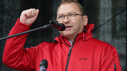 Der Vorsitzende der Gewerkschaft Verdi, Frank Werneke. Er spricht in ein Mikrofon und gestikuliert mit der rechten Hand.
