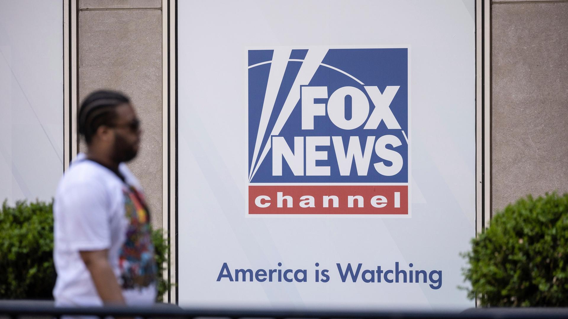 Ein Mann geht am Fox News Hauptquartier in New York vorbei