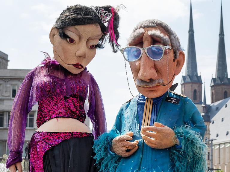 Zwei Großpuppen von Puppenbauerin Louise Nowitzki vor dem Puppentheater in Halle. 