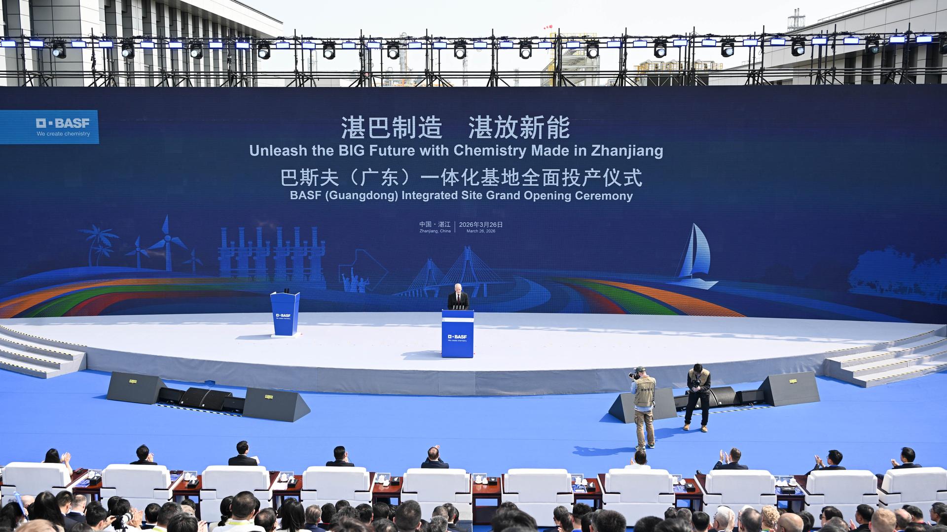 Die Eröffnungszeremonie auf einer riesigen Bühne von BASF in Zhanjiang, China