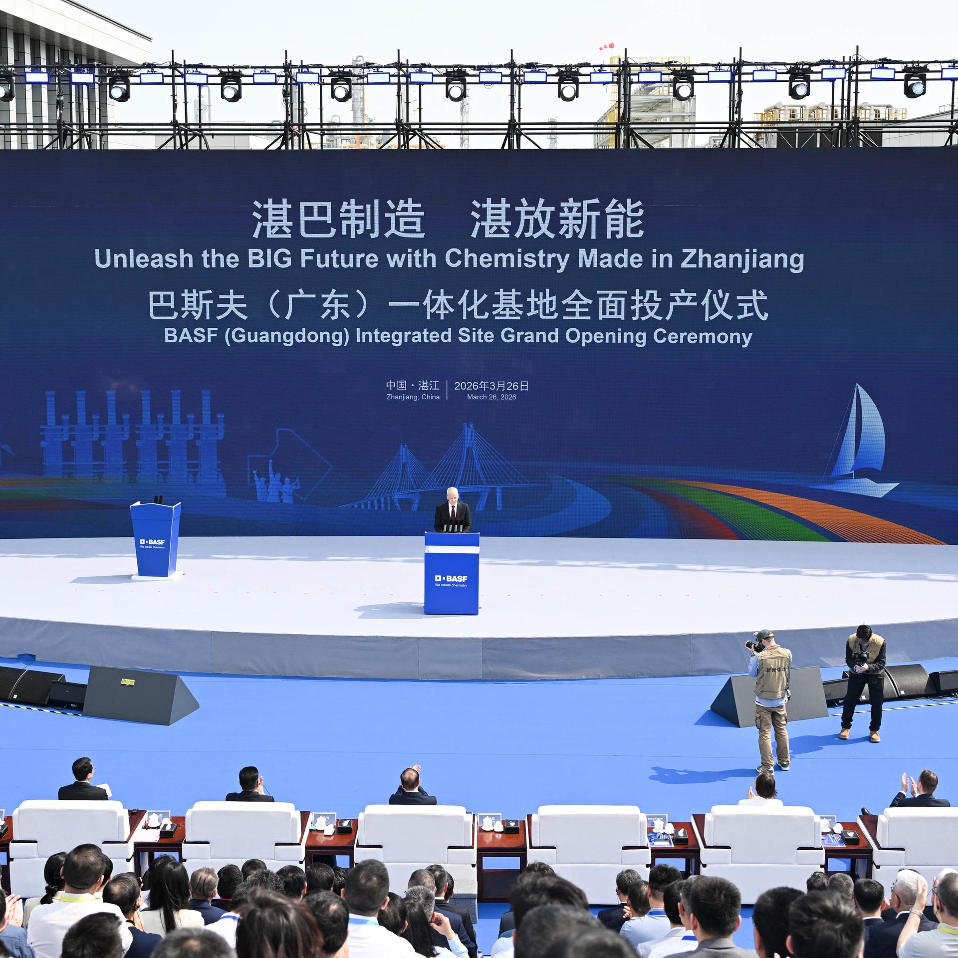 Die Eröffnungszeremonie auf einer riesigen Bühne von BASF in Zhanjiang, China