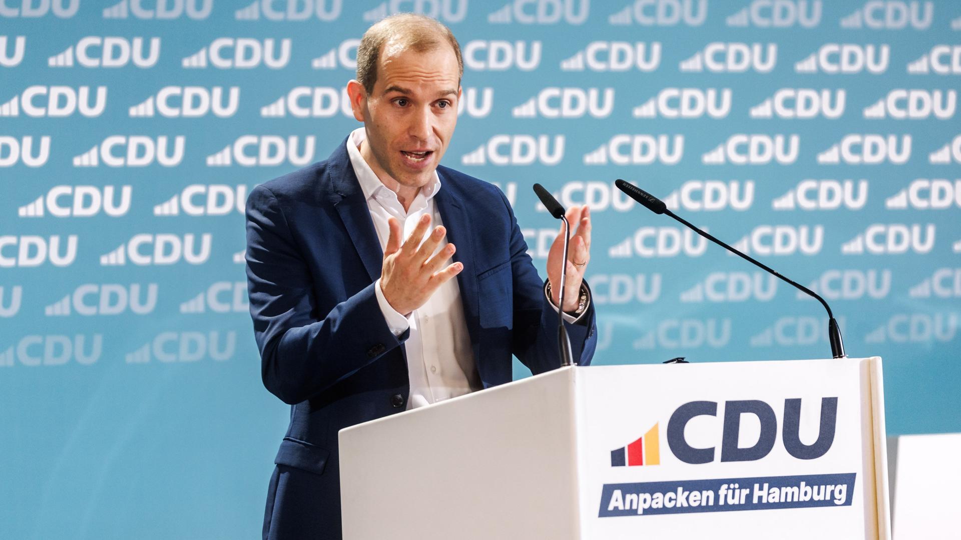 Der Hamburger CDU-Landesvorsitzende Dennis Thering spricht auf der Landesvertreterversammlung der CDU.