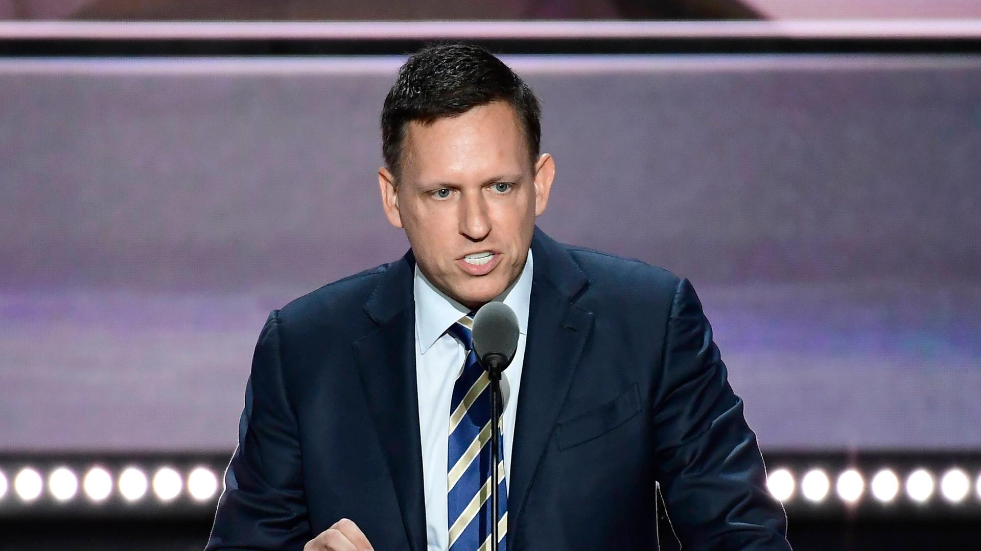 Peter Thiel. Ein Mann hält eine Rede auf einem Parteitag der US-Republikaner.