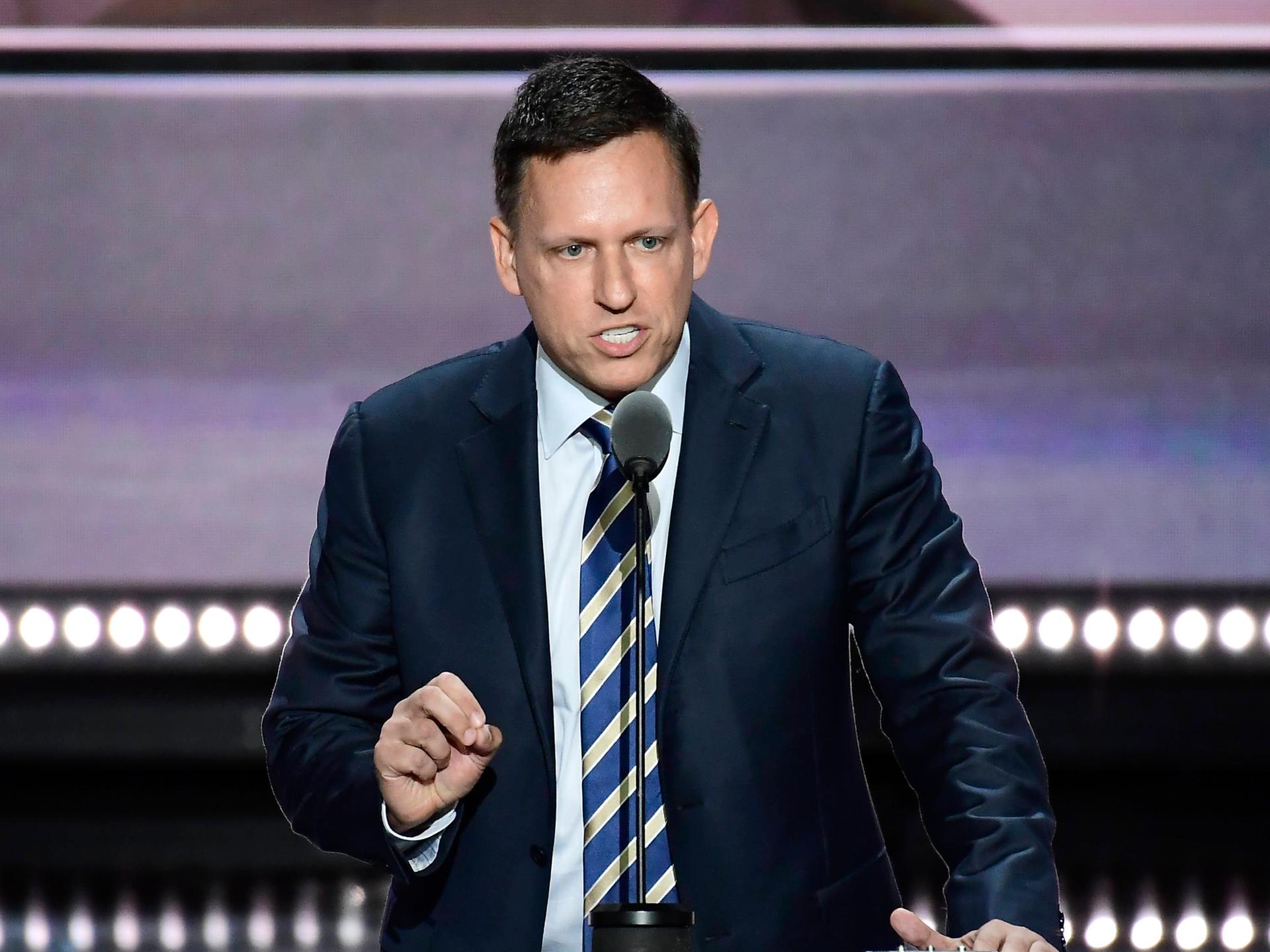 Peter Thiel. Ein Mann hält eine Rede auf einem Parteitag der US-Republikaner.