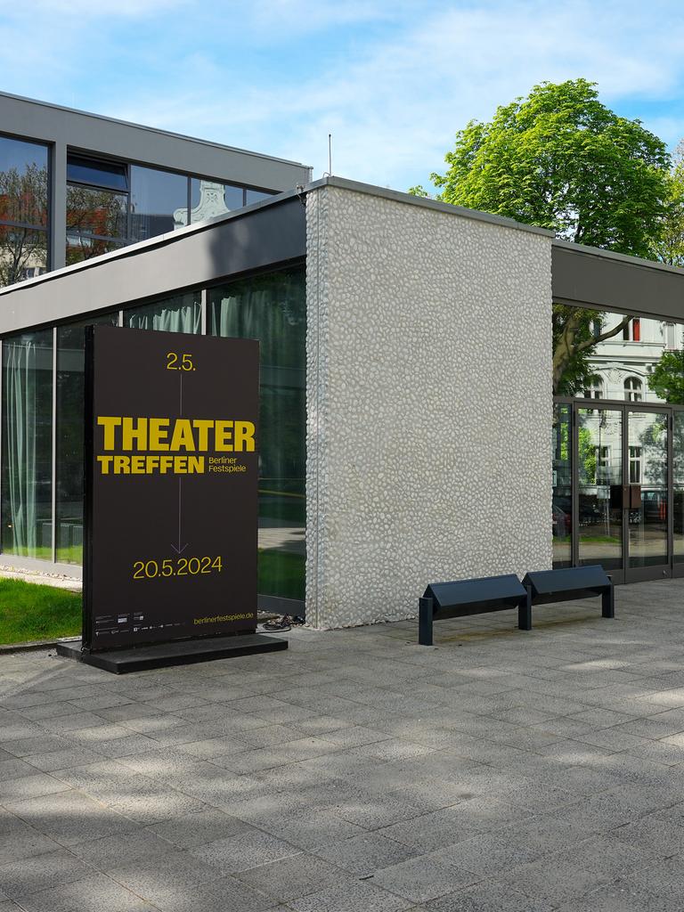 Ein Plakat mit der Aufschrift "Theatertreffen" steht vor dem Eingang des Hauses der Berliner Festspiele in der Schaperstraße..