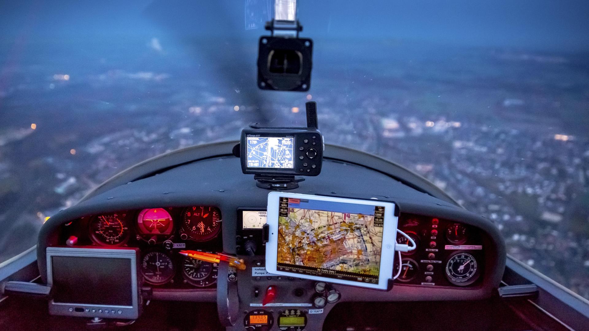 Blick aus dem Cockpit eines Flugzeugs mit GPS-Navigation. Blick aus dem Cockpit eines Flugzeugs mit GPS-Navigation.