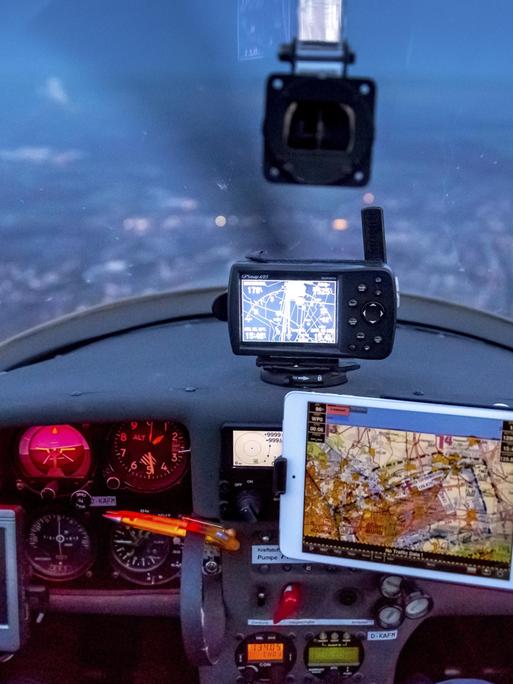 Blick aus dem Cockpit eines Flugzeugs mit GPS-Navigation.  