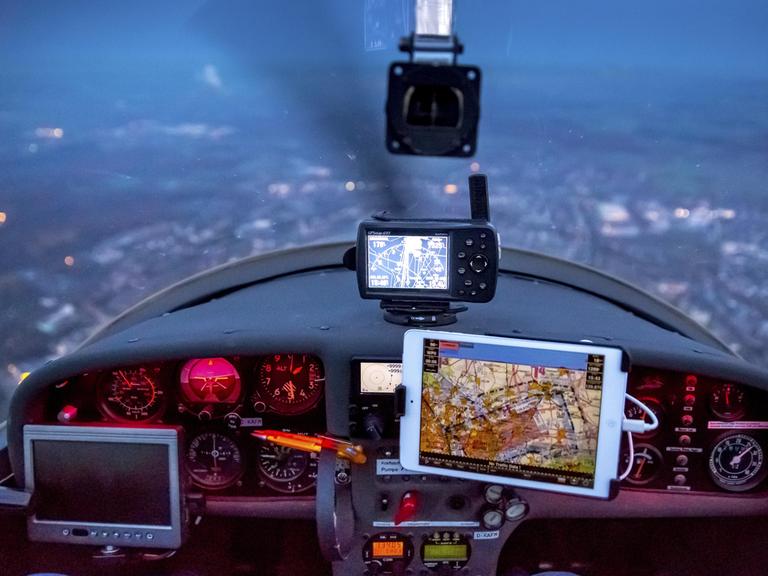 Blick aus dem Cockpit eines Flugzeugs mit GPS-Navigation.  