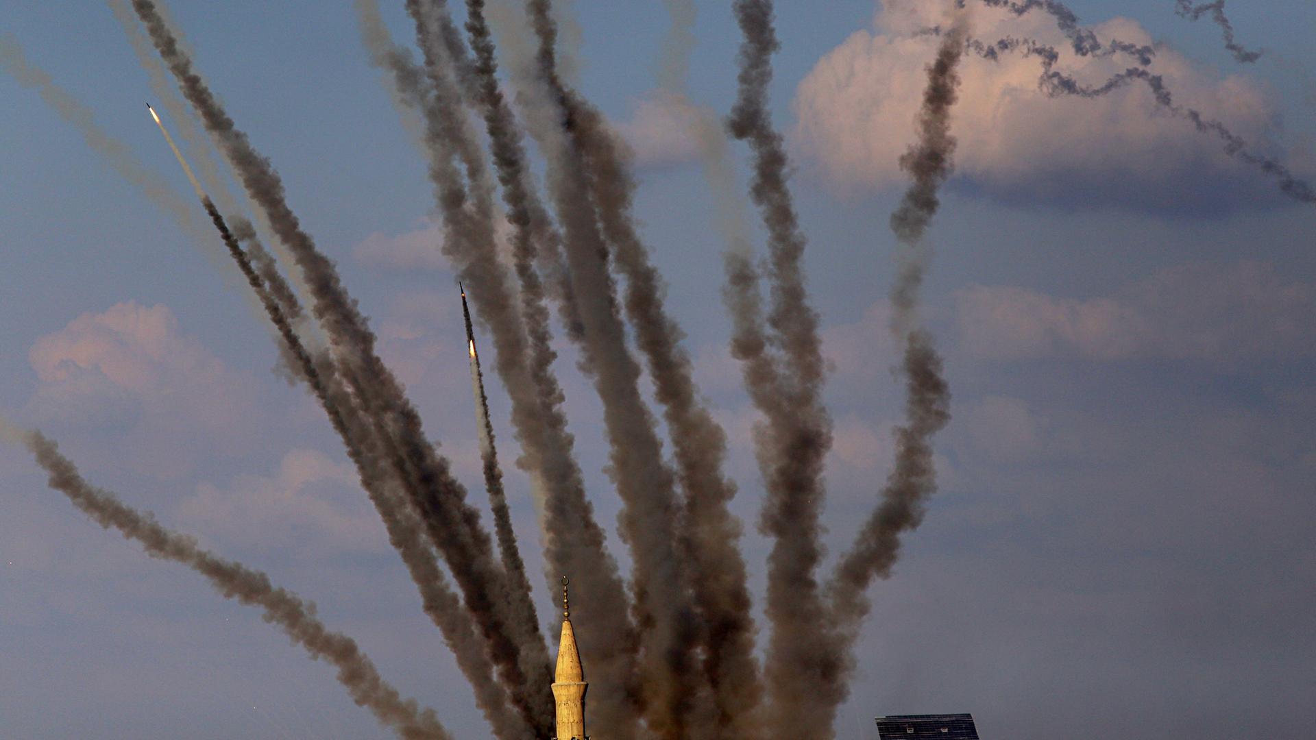 Aus dem Gazastreifen werden Raketen auf Israel abgefeuert. Aus dem Gazastreifen werden Raketen auf Israel abgefeuert.