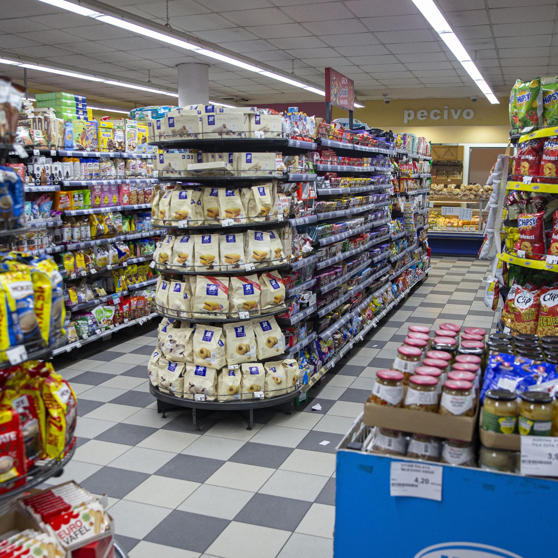 Volle Regale in einem Supermarkt - allerdings keine Kunden.