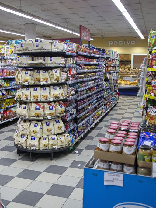 Volle Regale in einem Supermarkt - allerdings keine Kunden.