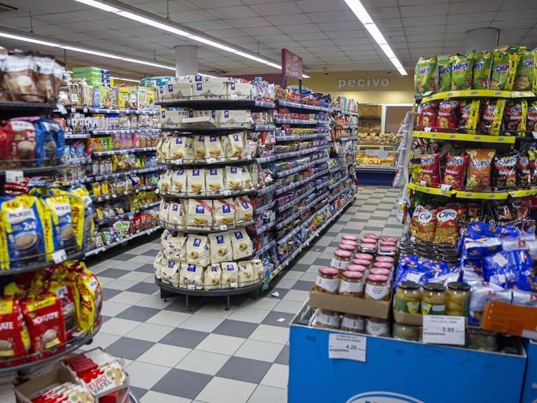 Volle Regale in einem Supermarkt - allerdings keine Kunden.