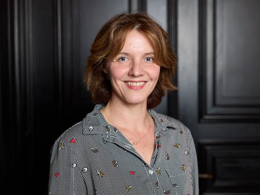 Peggy Mädler, Dramaturgin und Regisseurin, steht anlässlich des 10. Longlist-Abends zum Deutschen Buchpreis im Literaturhaus Hamburg und lächelt in die Kamera. Peggy Mädler, Dramaturgin und Regisseurin, steht anlässlich des 10. Longlist-Abends zum Deutschen Buchpreis im Literaturhaus Hamburg und lächelt in die Kamera.