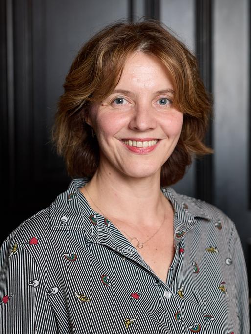 Peggy Mädler, Dramaturgin und Regisseurin, steht anlässlich des 10. Longlist-Abends zum Deutschen Buchpreis im Literaturhaus Hamburg und lächelt in die Kamera. Peggy Mädler, Dramaturgin und Regisseurin, steht anlässlich des 10. Longlist-Abends zum Deutschen Buchpreis im Literaturhaus Hamburg und lächelt in die Kamera.