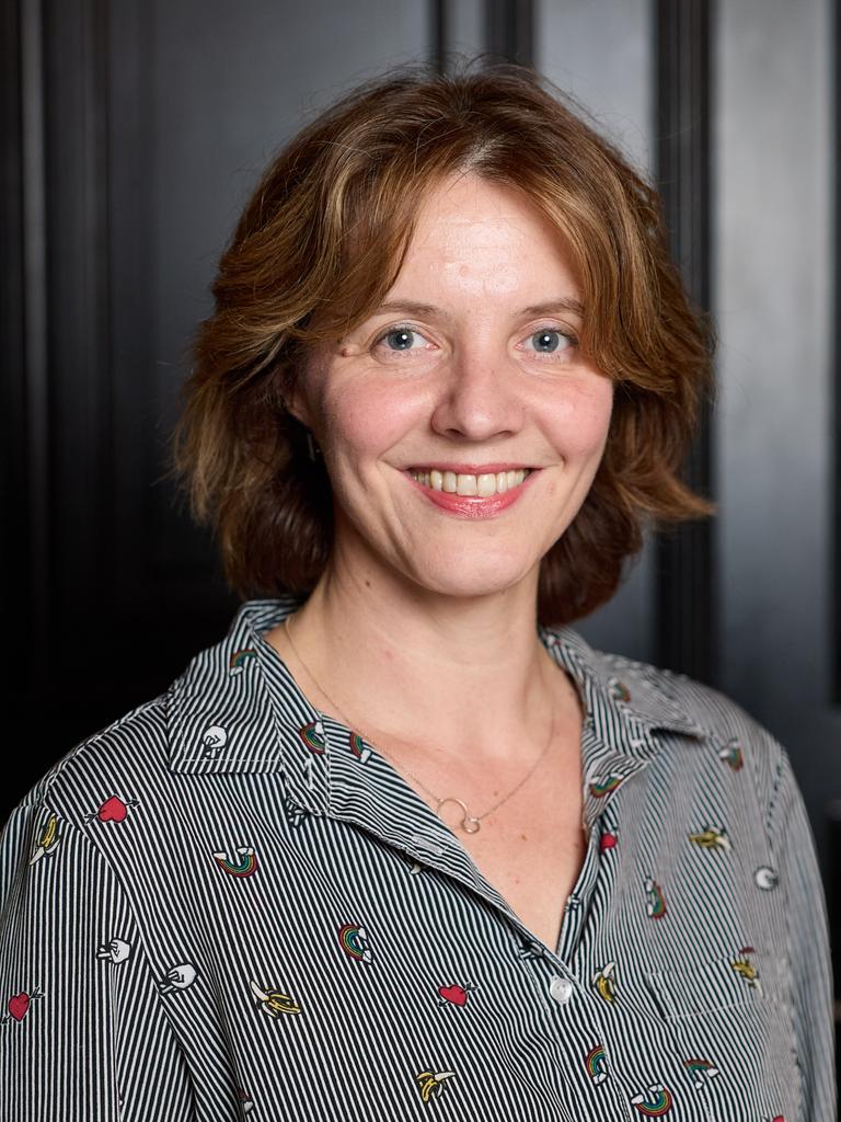 Peggy Mädler, Dramaturgin und Regisseurin, steht anlässlich des 10. Longlist-Abends zum Deutschen Buchpreis im Literaturhaus Hamburg und lächelt in die Kamera. Peggy Mädler, Dramaturgin und Regisseurin, steht anlässlich des 10. Longlist-Abends zum Deutschen Buchpreis im Literaturhaus Hamburg und lächelt in die Kamera.