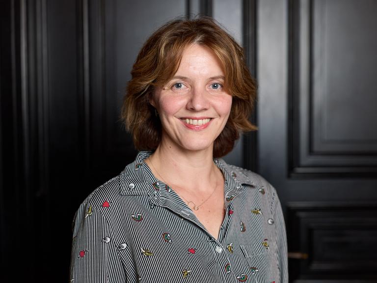 Peggy Mädler, Dramaturgin und Regisseurin, steht anlässlich des 10. Longlist-Abends zum Deutschen Buchpreis im Literaturhaus Hamburg und lächelt in die Kamera. Peggy Mädler, Dramaturgin und Regisseurin, steht anlässlich des 10. Longlist-Abends zum Deutschen Buchpreis im Literaturhaus Hamburg und lächelt in die Kamera.