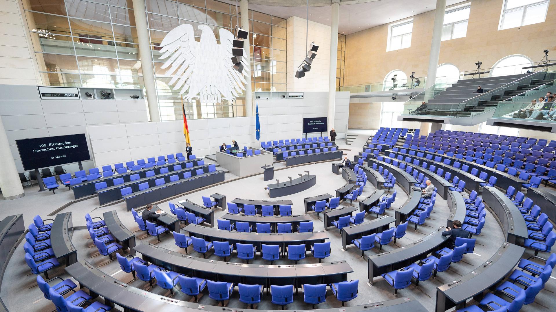 Blick in den leeren deutschen Bundestag