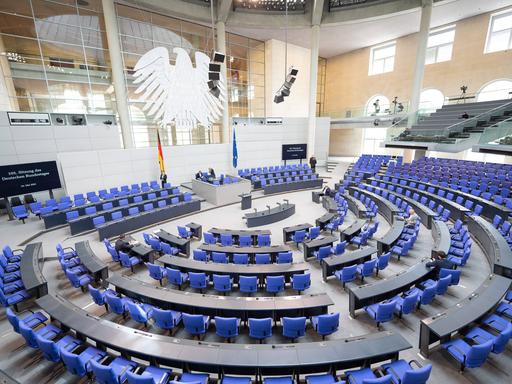 Blick in den leeren deutschen Bundestag