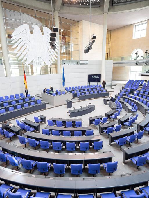 Blick in den leeren deutschen Bundestag