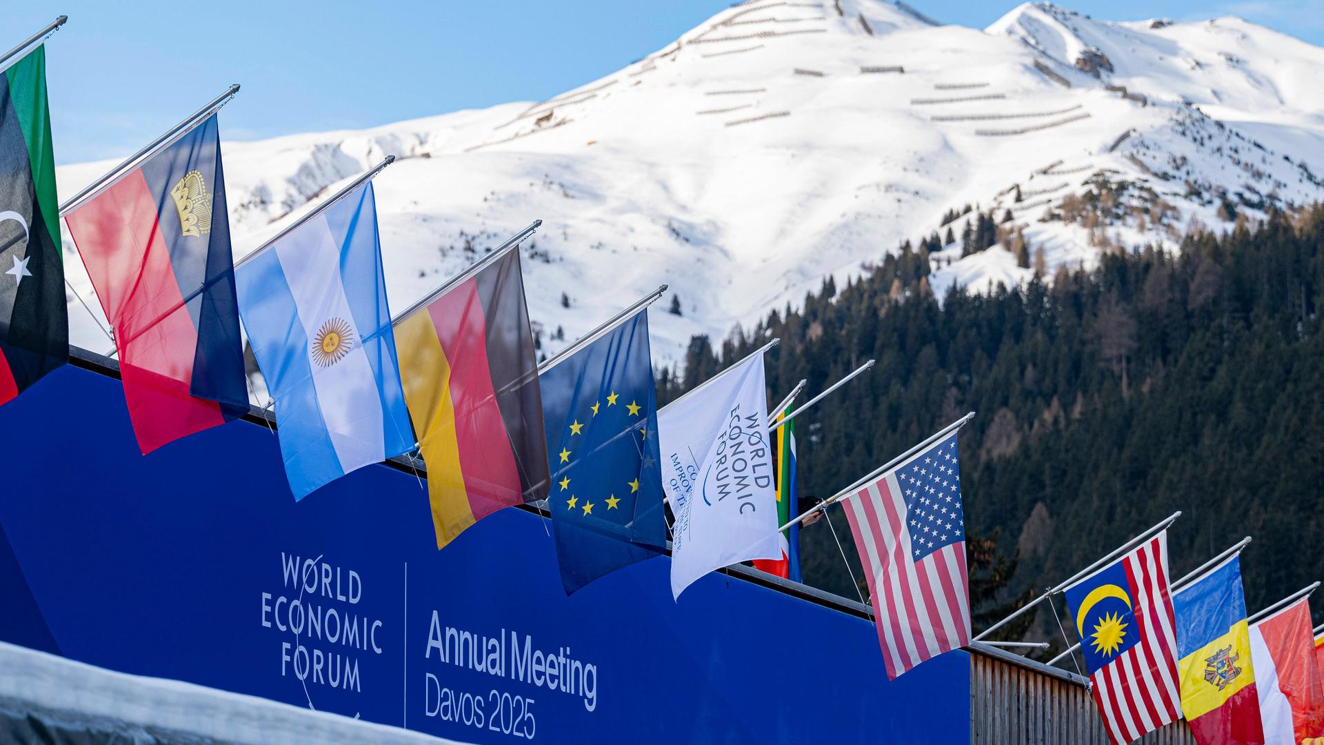 Flaggen verschiedener Länder am Veranstaltungsort in Davos