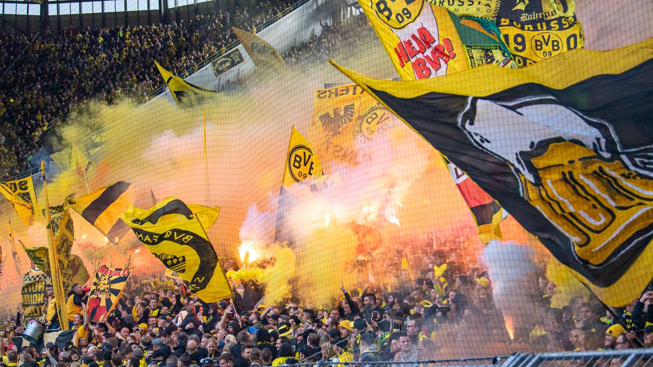 Die Dortmunder Fußball-Anhänger zünden Pyrotechnik im Fanblock. 