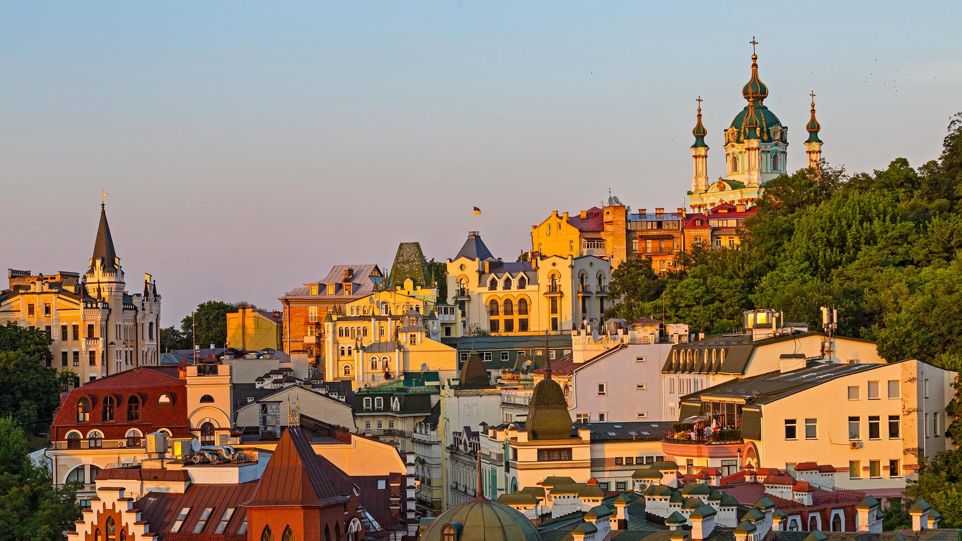 Ein Blick auf eine dichte bebaute Stadt, über den Häusern thront eine Kathedrale. Es ist die Stadt Kiew, im Jáhr 2019. Ein Blick auf eine dichte bebaute Stadt, über den Häusern thront eine Kathedrale. Es ist die Stadt Kiew, im Jáhr 2019.