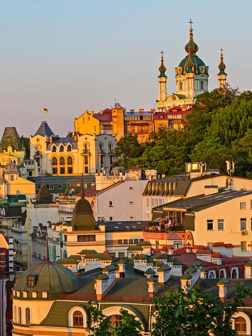 Ein Blick auf eine dichte bebaute Stadt, über den Häusern thront eine Kathedrale. Es ist die Stadt Kiew, im Jáhr 2019.