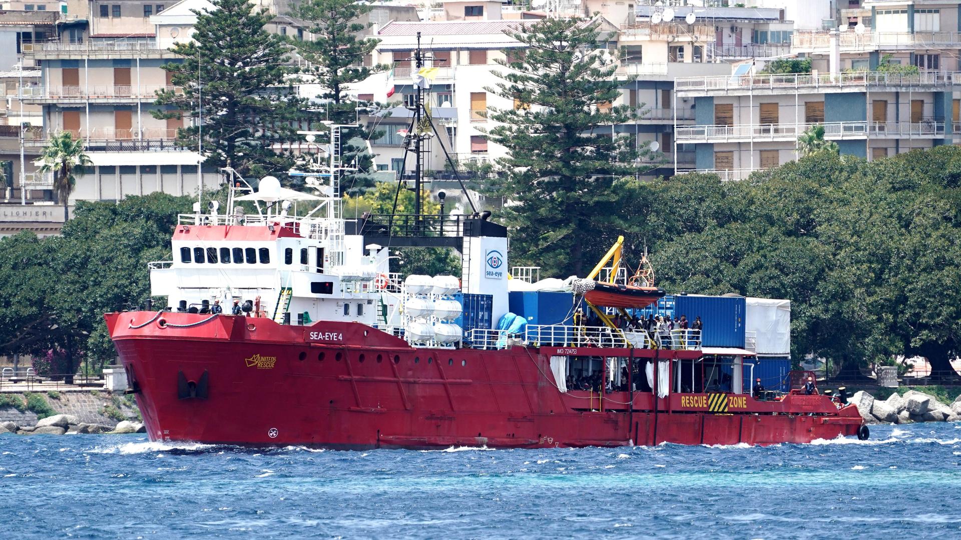 Das deutsche Rettungsschiff „Sea-Eye 4“ vor dem Hafen von Messina. Das deutsche Rettungsschiff „Sea-Eye 4“ vor dem Hafen von Messina.