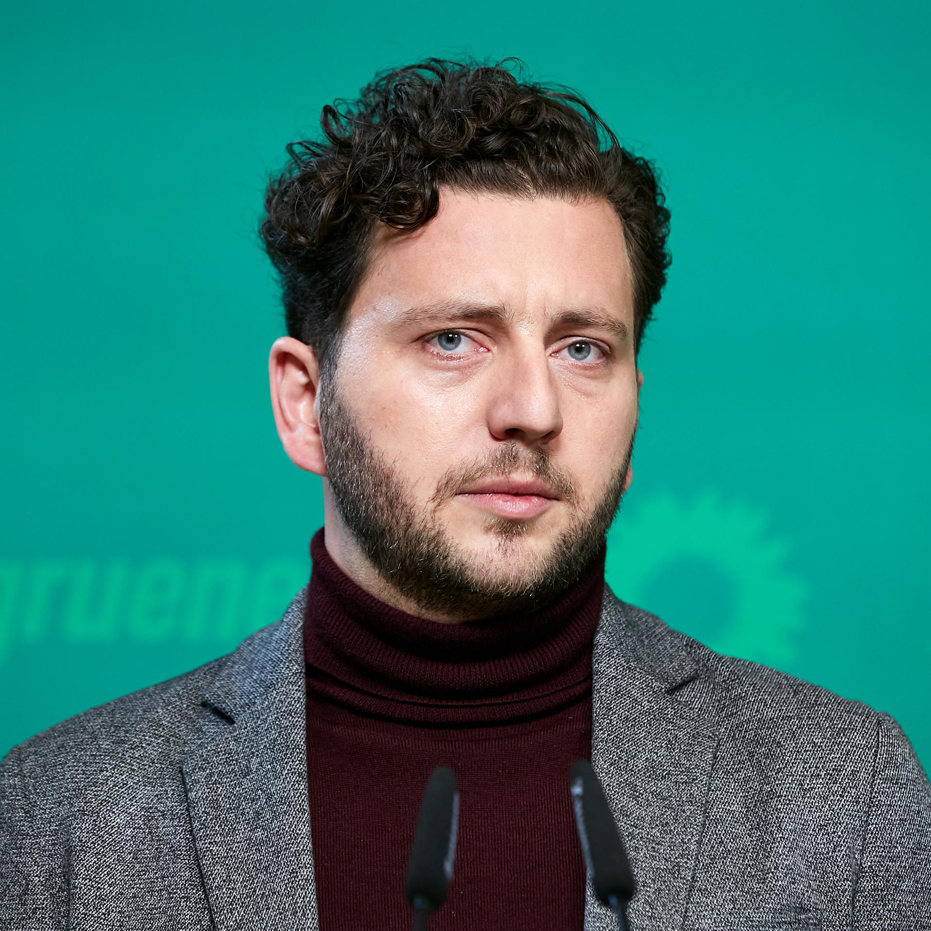 Felix Banaszak, einer der beiden Bundesvorsitzenden der Partei Bündnis90/Die Grünen, bei einer Pressekonferenz in der Parteizentrale.