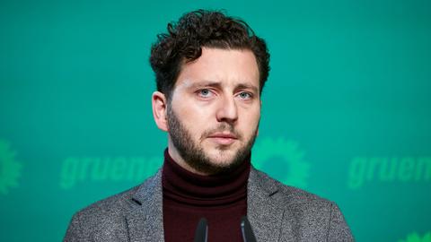 Felix Banaszak, einer der beiden Bundesvorsitzenden der Partei Bündnis90/Die Grünen, bei einer Pressekonferenz in der Parteizentrale.